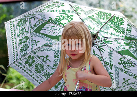 Bambina nel paese che detiene un ombrello. Foto Stock