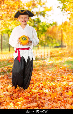 Ragazzo in costume di pirata tenere zucca piccola Foto Stock