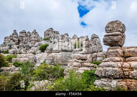 Spagna, Andalusia, provincia di Malaga, bilanciamento rock nel paesaggio carsico del Torcal de Antequera Foto Stock
