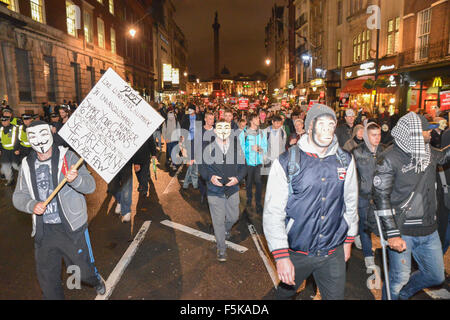 Westminster, Londra, UK 5 novembre 2015. Maschera di milioni di marzo. I dimostranti anti-capitalista protestare in Westminster. Foto Stock