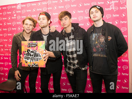 Glasgow, Regno Unito. 05 Nov, 2015. Ashton Irwin, Luca Hemmings, Calum cofano e Michael Clifford di 5 secondi di estate al HMV a Glasgow per firmare copie del c'ultimo album 'Suoni buona si sente bene' e frequentare il lancio del loro primo filmato a GFT.Glasgow, Scozia , Novembre 5, 2015 Credit: Sam Kovak/Alamy Live News Foto Stock