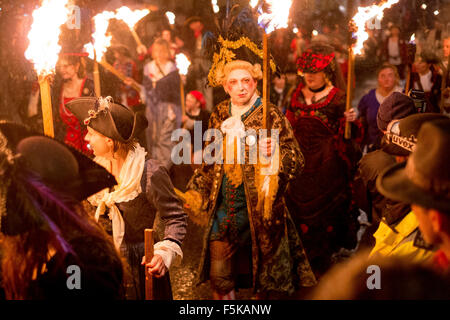 Lewes, East Sussex, Regno Unito. 5 Novembre, 2015. Con oltre 4000 persone in costume in processioni e 26.000 torce fiammeggianti, il Lewes notte dei falò festeggiamenti ha proposto un anticipato 20.000 visitatori in città nonostante le continue piogge. Questi sono membri del Cliffe falò della società. Credito: Scott Hortop/Alamy Live News Foto Stock