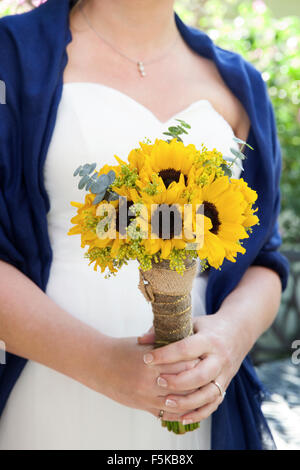 Sposa azienda mini bouquet di semi di girasole. Foto Stock