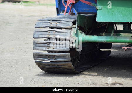 Combinare traccia continua. Parti ed elementi di macchine agricole. Foto Stock