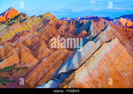 Forme Coloful a Zhanhye Danxie Geo Park, la Cina nella provincia del Gansu, Ballands erosi in colori muliple Foto Stock