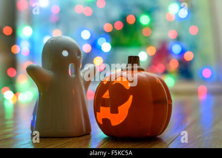 Decorazione Halloween sul colorato sfondo bokeh di fondo Foto Stock