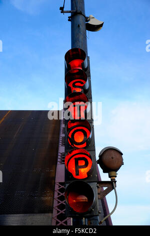 Il segnale di arresto sul E. 95th Street Bridge viene sollevato oltre il Calumet River, Chicago, Illinois Foto Stock