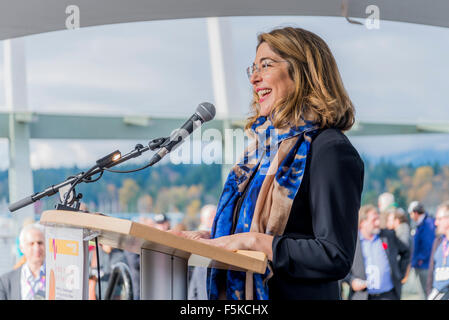 Vancouver, British Columbia, Canada, 5th, novembre 2015, Autor e attivista Naomi Klein, parla al rally a sostegno del Manifesto Leap, Jack Poole Plaza, Vancouver, B.C. In Canada. Credito: Michael WheatleyAlamy Live News. Foto Stock