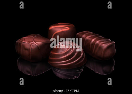 Cioccolatini sono visti da vicino su sfondo nero in studio, 2015. (Adrien Veczan) Foto Stock