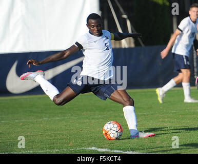 Washington, DC, Stati Uniti d'America. 5 Novembre, 2015. 20151105 - Georgetown defender JOSHUA YARO (5) cancella la sfera contro la Creighton nella seconda metà al campo di Shaw a Washington. © Chuck Myers/ZUMA filo/Alamy Live News Foto Stock