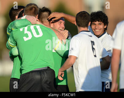 Washington, DC, Stati Uniti d'America. 5 Novembre, 2015. 20151105 - Georgetown giocatori celebrare in seguito ad una vittoria 2-1 sopra Creighton al campo di Shaw a Washington. © Chuck Myers/ZUMA filo/Alamy Live News Foto Stock