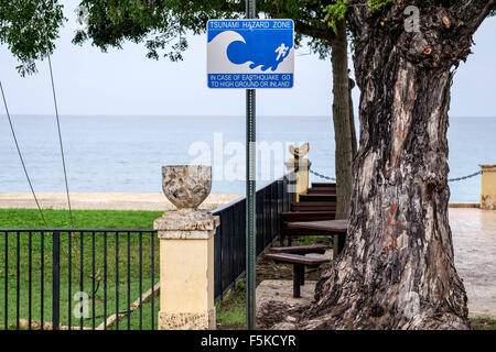 Un Tsunami zona a rischio di firmare in Verne I. Richards parco di Frederiksted, St. Croix, U.S, Isole Vergini. USVI, U.S.V.I. Mar dei Caraibi in background. Foto Stock