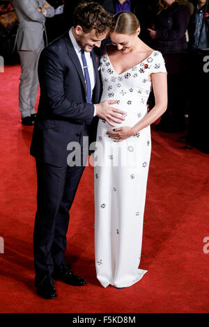 Laura Eglefino & marito Sam Claflin assiste il Regno Unito Premiere della fame giochi: Mockingjay - Parte 2 su 05/11/2015 di Odeon Leicester Square, . Foto di Julie Edwards. Foto Stock