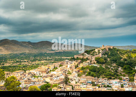 Il Castello di Capdepera sulla verde collina di Mallorca Foto Stock