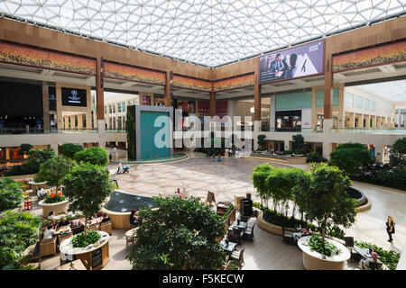 Interno dell atrio al nuovo Yas Mall sulla Yas Island di Abu Dhabi Emirati Arabi Uniti Foto Stock