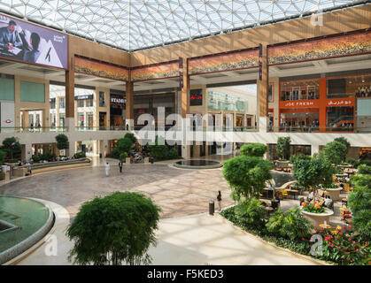 Interno dell atrio al nuovo Yas Mall sulla Yas Island di Abu Dhabi Emirati Arabi Uniti Foto Stock