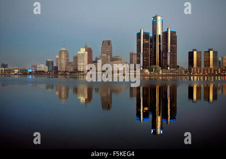 Lo Skyline di Detroit Shot allo spuntar del giorno di novembre 2015 Foto Stock