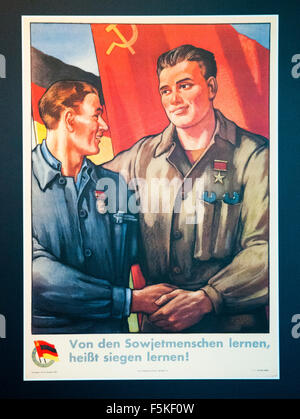 Manifesto comunista visualizzazione alla Stasi Museum nella ex Berlino Est, Germania Foto Stock