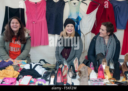 A Stallholders Flohmarkt am Mauerpark (domenica il mercato delle pulci a Mauerpark) di Berlino Foto Stock