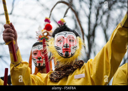 Parigi, Francia - 6 Feb 2011: musicisti cinesi che indossa una maschera di scimmia in costume tradizionale presso il nuovo anno cinese parade Foto Stock