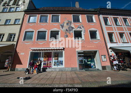 Facciate colorate e negozi nel centro della città vecchia di Fussen, Germania Foto Stock