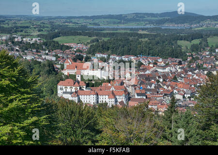 Panorama di Fussen, la Germania e la St. Mang Abbey, dal Kalvarienburg le Stazioni della Croce percorso escursionistico al di sopra della città Foto Stock