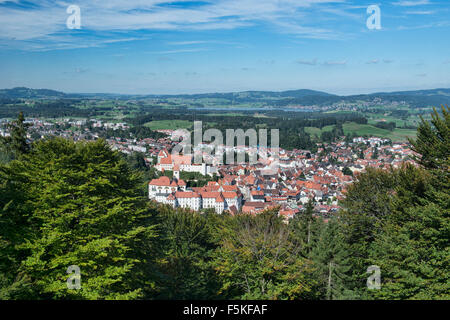 Panorama di Fussen, la Germania e la St. Mang Abbey, dal Kalvarienburg le Stazioni della Croce percorso escursionistico al di sopra della città Foto Stock