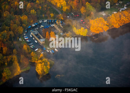 La Ruhr, lago Baldeneysee con Fischlaken e casa Scheppen, motoraduno biker, sale riunioni, autunno umore Atmosfera mattutina, Essen Foto Stock