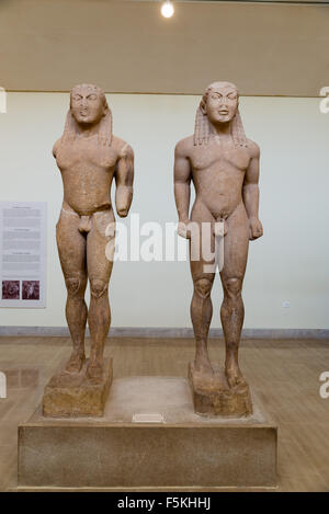 DELPHI, Grecia - 30 ottobre 2015: Delphi Museo Archeologico. Kouros, Kleobis e Biton Foto Stock