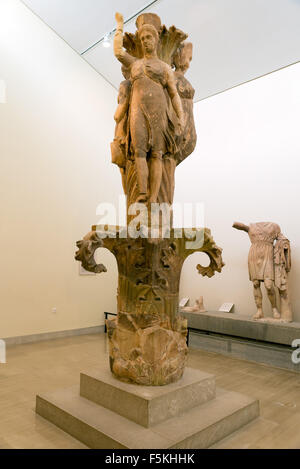 DELPHI, Grecia - 30 ottobre 2015: Delphi Museo Archeologico.La Colonna Akanthos Foto Stock