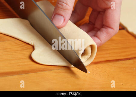 La cottura di hot dog in pasta Foto Stock