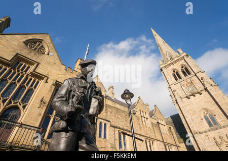 Ampio angolo di visione di Durham City market place compresi DLI memorial statua, North East England, Regno Unito Foto Stock