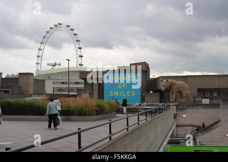 Urban Fox scultura fuori la Hayward Gallery presso il centro di Southbank con il London eye in background Foto Stock