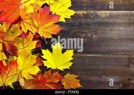 Foglie di autunno sul legno tavolo rustico con copia spazio per lo sfondo Foto Stock