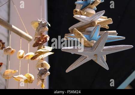 Mare e conchiglie di mare in legno stelle marine nel negozio di souvenir a Zandvoort, Paesi Bassi Foto Stock