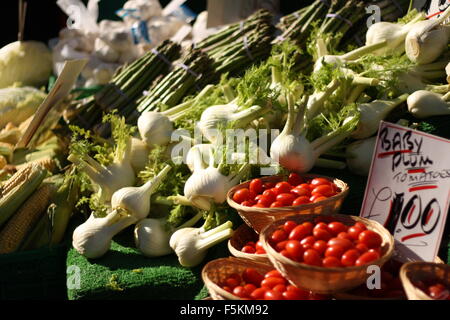 Frutta e verdura fresca sul display a Kingston-upon-Thames Mercato in Londra, Regno Unito Foto Stock