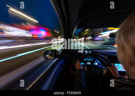 Mobilità elettrica, auto elettrica aziona attraverso Amburgo Foto Stock