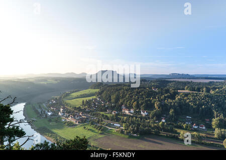 Elbe Valley con Lilienstein e Koenigstein Fortezza, Elba montagne di arenaria, Sassonia Foto Stock