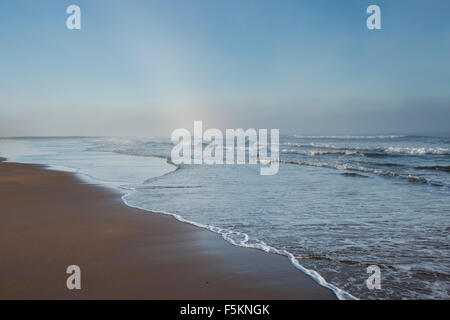 Nebbia di mattina e la nebbia sul mare e spiaggia a Scremerston, Berwick Upon Tweed, Northumberland, Inghilterra. Foto Stock