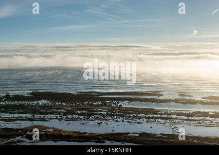 Nebbia di mattina e la nebbia sul mare e spiaggia a Scremerston, Berwick Upon Tweed, Northumberland, Inghilterra. Foto Stock