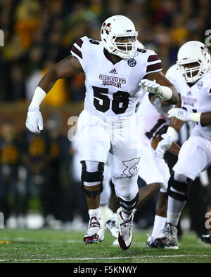 Novembre 5, 2015: la Mississippi State Bulldogs offensive lineman Justin Senior (58) in azione durante la seconda metà di un NCAA Football gioco contro il Missouri Tigers in campo Faurot nel Memorial Stadium di Columbia, Mo. Mississippi State ha vinto il gioco 31-13. Credito: Billy Hurst/CSM Foto Stock