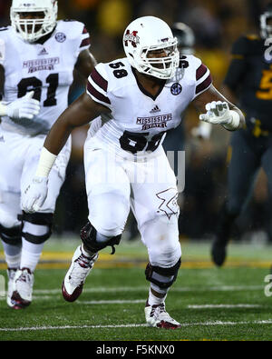 Novembre 5, 2015: la Mississippi State Bulldogs offensive lineman Justin Senior (58) in azione durante la seconda metà di un NCAA Football gioco contro il Missouri Tigers in campo Faurot nel Memorial Stadium di Columbia, Mo. Mississippi State ha vinto il gioco 31-13. Credito: Billy Hurst/CSM Foto Stock