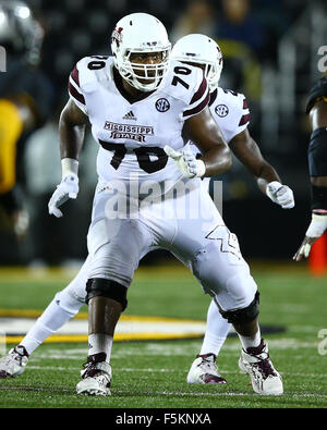 Novembre 5, 2015: la Mississippi State Bulldogs offensive lineman Justin Malone (70) assume la sua posizione durante la seconda metà di un NCAA Football gioco contro il Missouri Tigers in campo Faurot nel Memorial Stadium di Columbia, Mo. Mississippi State ha vinto il gioco 31-13. Credito: Billy Hurst/CSM Foto Stock