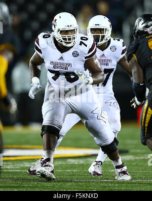 Novembre 5, 2015: la Mississippi State Bulldogs offensive lineman Justin Malone (70) assume la sua posizione durante la seconda metà di un NCAA Football gioco contro il Missouri Tigers in campo Faurot nel Memorial Stadium di Columbia, Mo. Mississippi State ha vinto il gioco 31-13. Credito: Billy Hurst/CSM Foto Stock