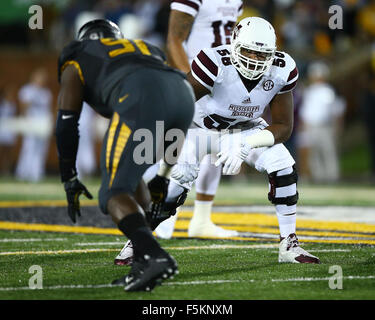 Novembre 5, 2015: la Mississippi State Bulldogs offensive lineman Justin Senior (58) assume la sua posizione durante la prima metà di un NCAA Football gioco contro il contro il Missouri Tigers in campo Faurot nel Memorial Stadium di Columbia, Mo. Mississippi State ha vinto il gioco 31-13. Credito: Billy Hurst/CSM Foto Stock