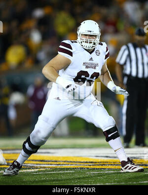 Novembre 5, 2015: la Mississippi State Bulldogs offensive lineman Devon Desper (62) in azione durante la prima metà di un NCAA Football gioco contro il Missouri Tigers in campo Faurot nel Memorial Stadium di Columbia, Mo. Mississippi State ha vinto il gioco 31-13. Credito: Billy Hurst/CSM Foto Stock