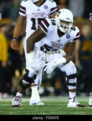 Novembre 5, 2015: la Mississippi State Bulldogs offensive lineman Justin Senior (58) assume la sua posizione durante la seconda metà di un NCAA Football gioco contro il Missouri Tigers in campo Faurot nel Memorial Stadium di Columbia, Mo. Mississippi State ha vinto il gioco 31-13. Credito: Billy Hurst/CSM Foto Stock