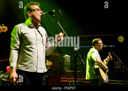 Annunciatori riproduce O2 Shepherds Bush Empire su 05/11/2015 in O2 Shepherds Bush Empire, Londra. Persone nella foto: Charlie Reid, Craig Reid. Foto di Julie Edwards Foto Stock