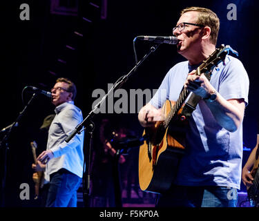 Annunciatori riproduce O2 Shepherds Bush Empire su 05/11/2015 in O2 Shepherds Bush Empire, Londra. Persone nella foto: Charlie Reid, Craig Reid. Foto di Julie Edwards Foto Stock