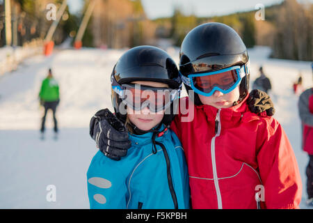 La ragazza (10-11) in Alice nel Paese delle Meraviglie costume per  Halloween Foto stock - Alamy